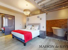 Maison de Save: LʼIsle-Jourdain, Las Martines Golf Course yakınında bir otel