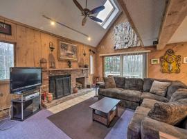 Cozy Mountain Retreat with Deck about 3 Mi to Mount Snow, cottage à West Dover