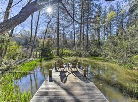 Secluded Cottage on 2 and Acres with Pond, Dock and BBQ, vacation home in Grass Valley