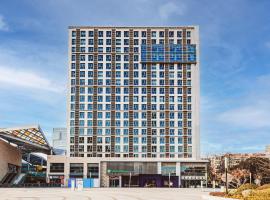 Holiday Inn Express Shanghai Baoyang by IHG, hótel í Baoshan