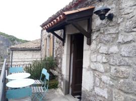 maison pierre et voûte au cœur du village, Hotel in Balazuc