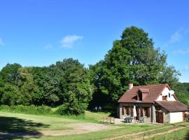 Pretty holiday home with garden near forest, vila di Isenay