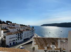 Viesnīca TÒRTORA - Casa en el centro con vistas al mar pilsētā Kadakesa