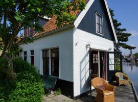 Lovely holiday home in Hindeloopen, hotell i Hindeloopen