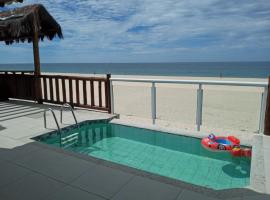 Casa da Praia Pé na Areia, hotel u gradu 'Maricá'