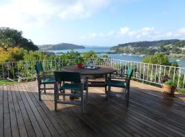 Kawau Views - Matakana Holiday Home: Sandspit şehrinde bir otel
