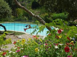 Modern villa with private pool in Roquebrun, casa vacanze a Crillon-le-Brave