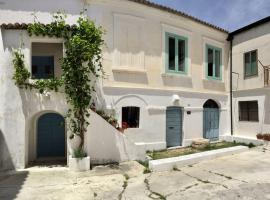 BORGO PETELIA, Casa Centro, Antica abitazione calabrese con giardino, ristrutturata, hotel i Strongoli