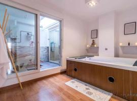 Lujo a tu alcance con spa y garaje, pleno centro，威爾瓦的飯店