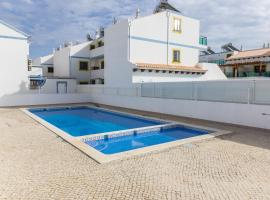 4 bedroom villa wi-fi and shared pool by ALGARVEMANTA, casa o chalet en Manta Rota