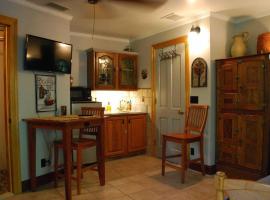 Quiet Private Studio with Pool for One Guest, hotel di Lake Worth