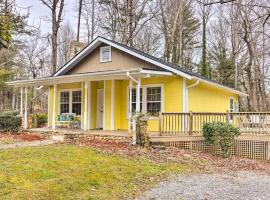 The Sunshine Cottage - 1 Mi from Downtown!, hotel cu parcare din Hendersonville