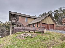 Pet-Friendly Retreat with Game Room and Mtn Views, villa in Sevierville