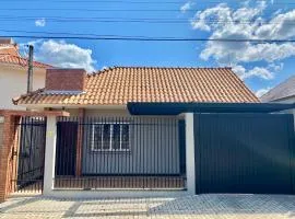 Casa com ar-condicionado e chuveiro a gás, novinha e central