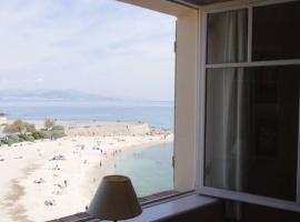 BORD DE MER - AC, WIFI, chic, sea view, beach 2 minutes walk, hotel in Antibes