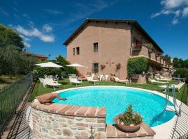 Apartment in Pancole Sleeps 6 with Pool Air Con and WiFi, hotel v destinaci Luiano