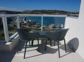 Sea View Penthouse Mellieha Bay, hotel perto de Baía Ghadira, Mellieħa