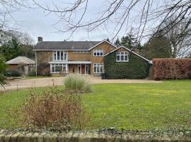 Stunning Oxfordshire 5 Bedroom House in 2 acres, hotel with parking in Aston Rowant