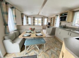 Goosewing Lakeside Lodge, hotel in South Cerney