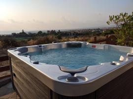 Villa Panorama - Stunning views in villa with hot tub, pool, garden, hotel in Kouklia