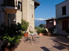 Albergo CAVALLINO 10, hotel sa Toscolano Maderno