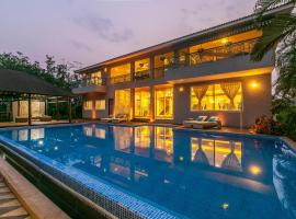 Umber Villa by StayVista - 5BHK Luxurious Villa with a Pvt Pool & Lawn, vacation home in Alibaug