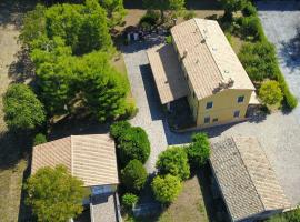 3 bedrooms villa with enclosed garden and wifi at San Sabino, hotel in Osimo