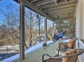 Massanutten Retreat with Double Deck and Mtn View!, holiday home in McGaheysville