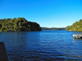 Lakeside Villa - Lake Rotoiti Holiday Home, hotell i Okere Falls