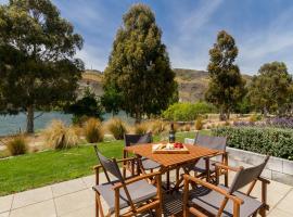 Sunhaven Lakeside - Cromwell Holiday Home, vil·la a Cromwell