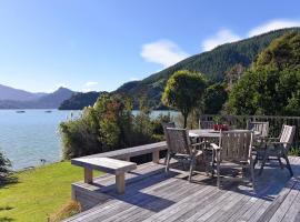 Ngaire's Haven - Mahau Sound Holiday Home, hotel with parking in Ohingaroa