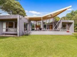 Lakeside Landing - Lake Tarawera Holiday Home