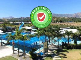 RedDoorz Plus @ JJB Aquafarm Resort Castillejos, Hotel in Castillejos