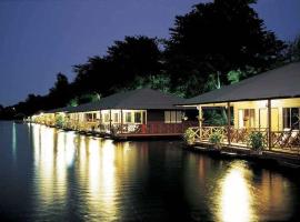 Duenshine Resort: Kanchanaburi şehrinde bir otoparklı otel