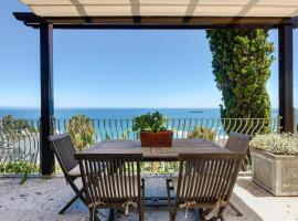 Villa del Mar - "Luxurious en-suite bedroom with lounge and stunning sea view balcony in Bantry Bay", villa in Cape Town