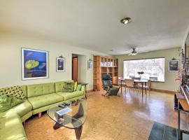 Riverfront Retreat about 4 Mi to Downtown Milwaukee!、Glendaleのホテル