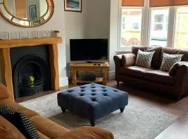 Howick House - Gorgeous Cosy Filey Cottage style central location - Sleeps 9
