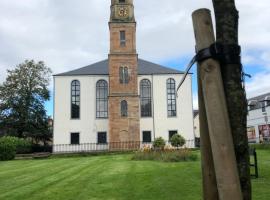 East Church House, Unique 9 bedroom Church, Historic Market Town., budgethotel i Strathaven