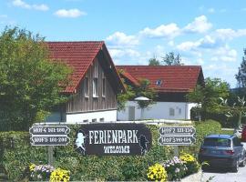 Ferienhaus Bayern am Ferienpark Westerncity, hotel with parking in Eging am See