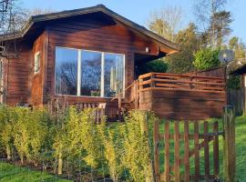 Luxurious lodge, Hot tub at Rudyard Lake, couples or small family, hotel with jacuzzis in Rudyard