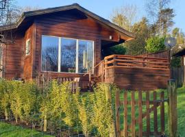 Luxurious lodge, Hot tub at Rudyard Lake, couples or small family, hotel para famílias em Rudyard