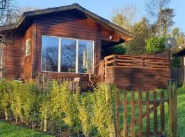 Luxurious lodge, Woodlands View, Hot tub at Rudyard Lake, couples or small family