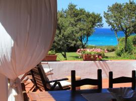 Villa con discesa privata a mare, hotel em Villasimius