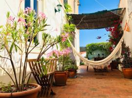 La Casa Flores, maison traditionnelle portugaise, hotel in Odeceixe