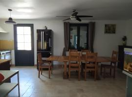 Grand appartement en face du village, ξενοδοχείο σε Moustiers-Sainte-Marie