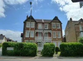 Top floor flat with sea view