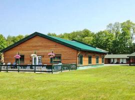 Adirondack Lodge Old Forge: Old Forge şehrinde bir otoparklı otel