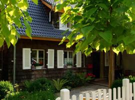 Sonnige 2-Zimmer Wohnung mit Terrasse und Garten, hotel with parking in Nagold