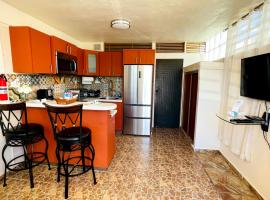 Cozy Studio Retreat with Private Parking and FREE Laundry, feriebolig i Ponce