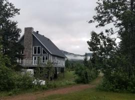 Condo-chalet de la Vallée d'Édouard, cabin in LʼAnse-Saint-Jean